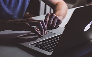 专业造型师男士头发少烫什么发型好看？5大显发量烫发方案+护发技巧全攻略